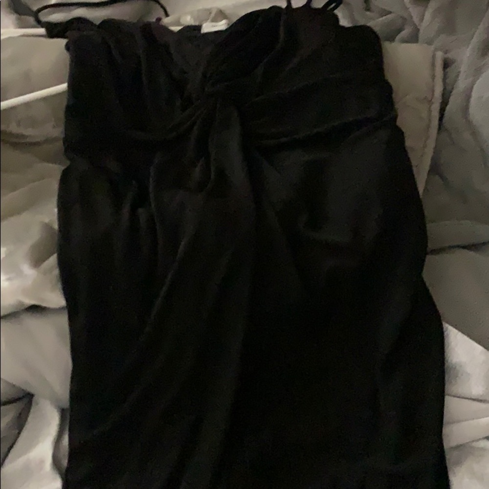 Mini black dress with knot in the middle